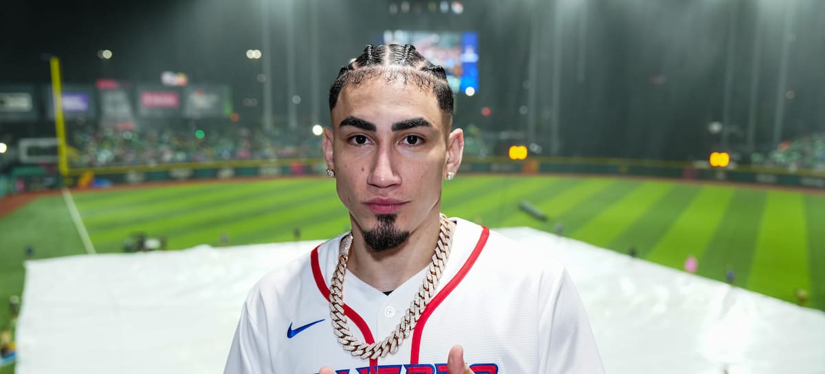 Omar Courtz en un partido de béisbol
