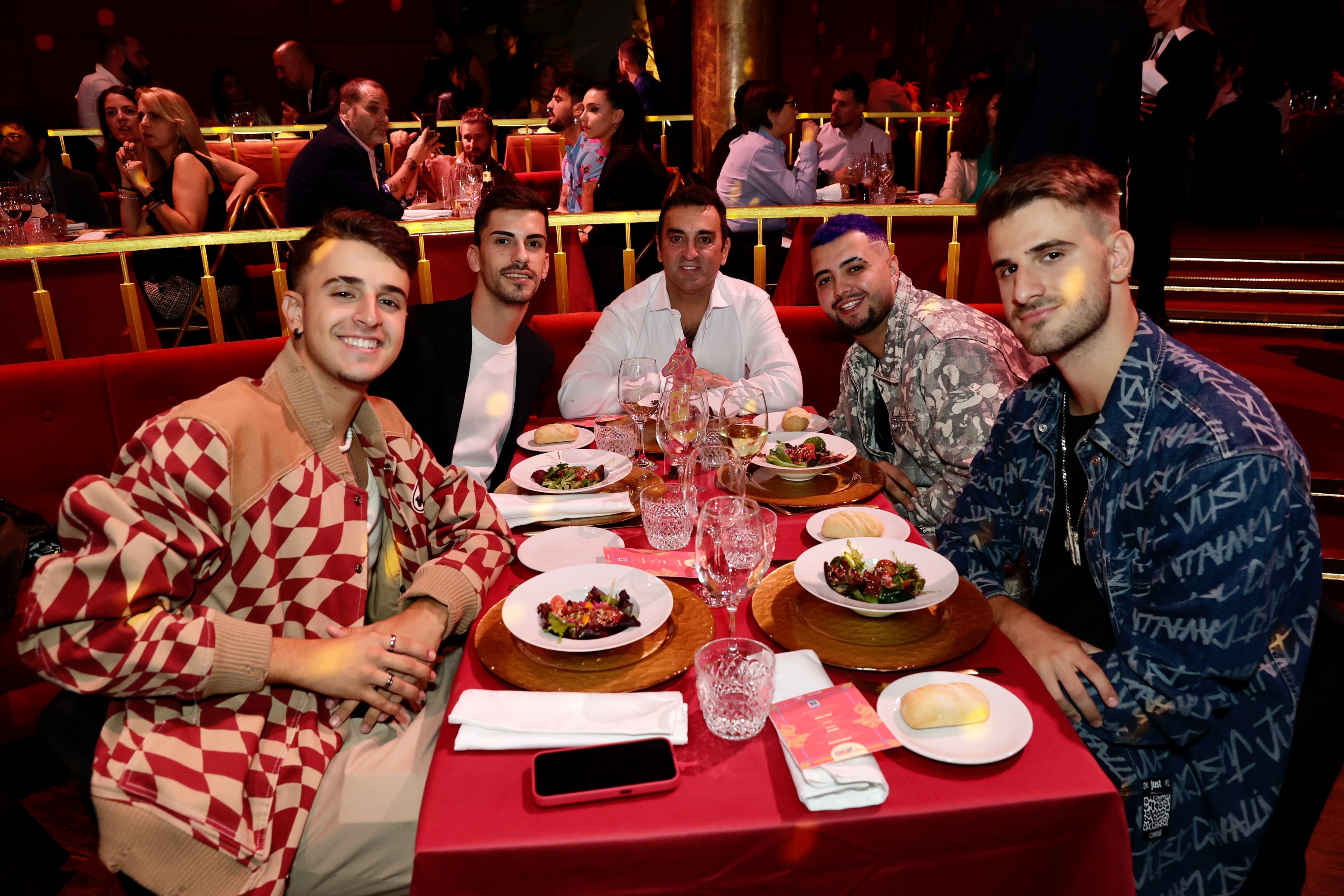 Adexe y Nau y Cesar AC en la cena de nominados de LOS40 Music Awards Santander 2023 / Foto: Jorge París y Elena Buenavista