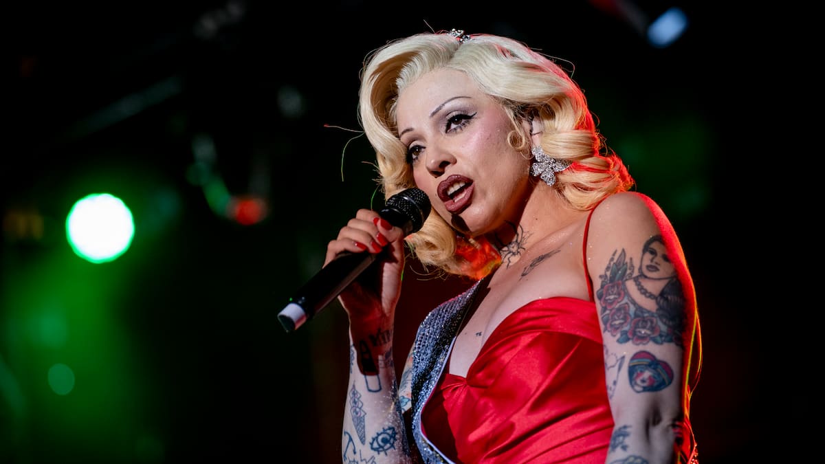 Mon Laferte da un giro de guion a ‘La Perla’ en el confesionario de Rosalía
