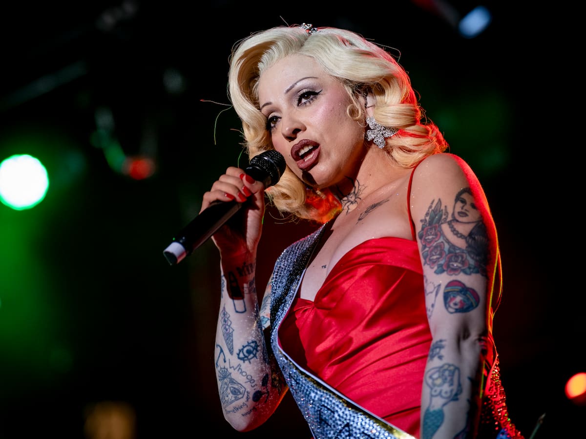 Mon Laferte da un giro de guion a ‘La Perla’ en el confesionario de Rosalía