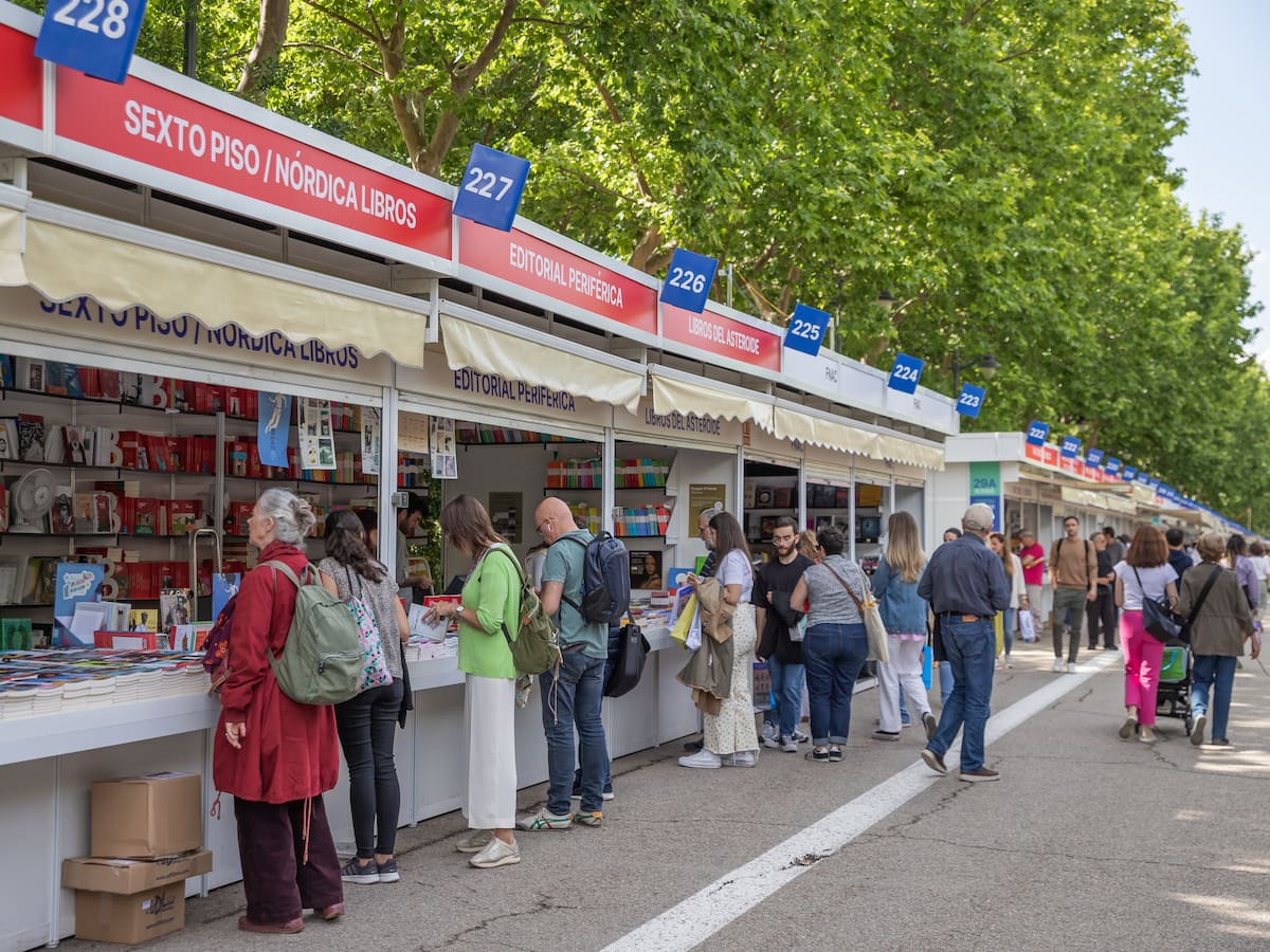 ¿Quién firma el domingo 7 de junio en la Feria del Libro 2026? Todos los autores y a qué hora estarán en el Retiro hoy