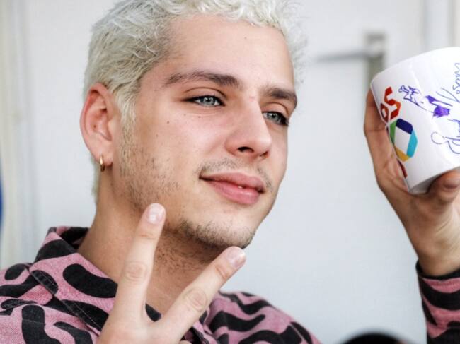 Eduardo Casanova con la taza de Anda Ya