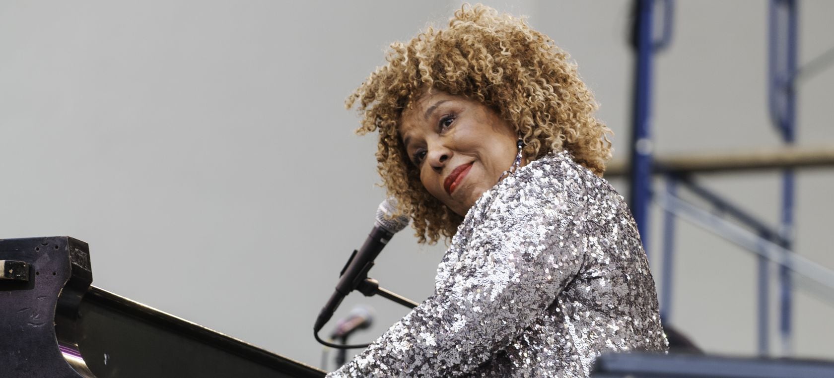 Roberta Flack, actuando en 2008.