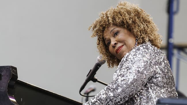 Roberta Flack, actuando en 2008.