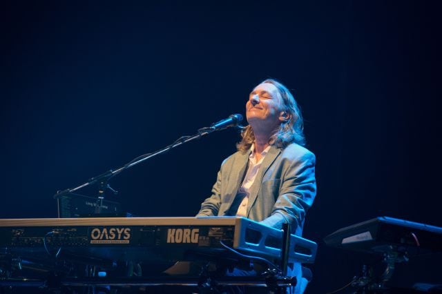 Roger Hodgson actúa en directo.