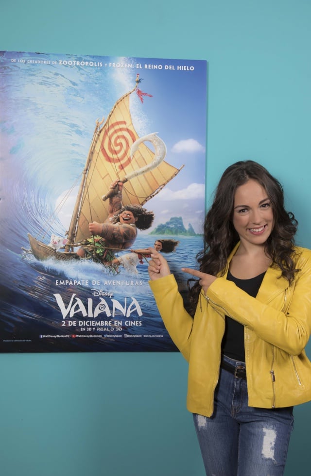 María PArrado posa frente al póster de Vaiana / The Walt Disney Company