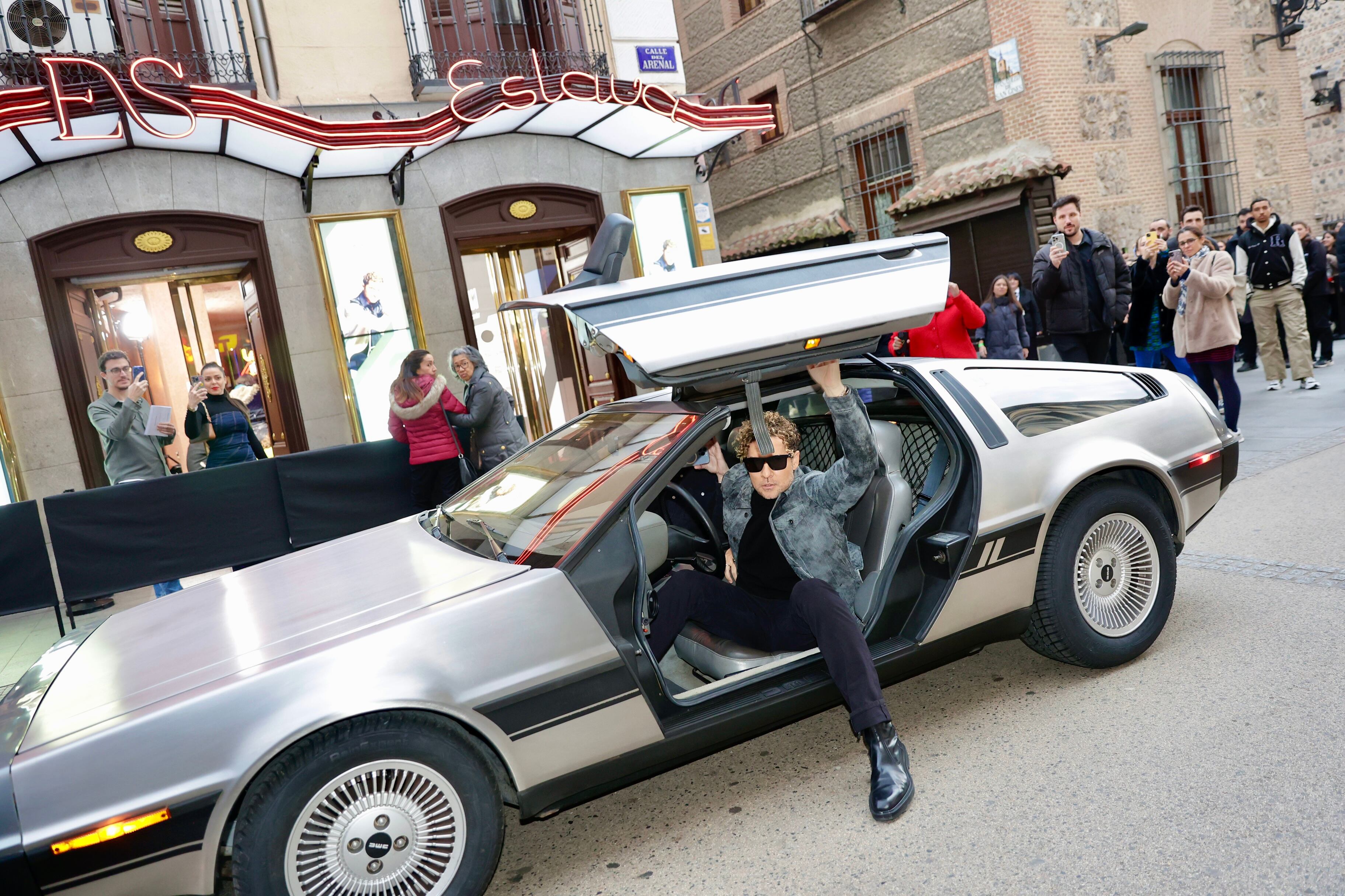 David Bisbal, a su llegada a LOS40 Básico Santander subido en un coche de película.  Es el Delorean de 'Regreso al futuro', su filme favorito de todos los tiempos.