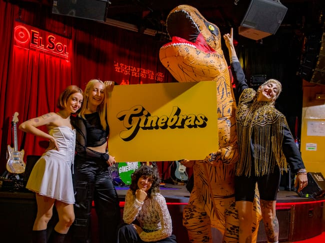 Ginebras reciben el Disco de Oro por 'La Típica Canción'. Foto de: @nabscab