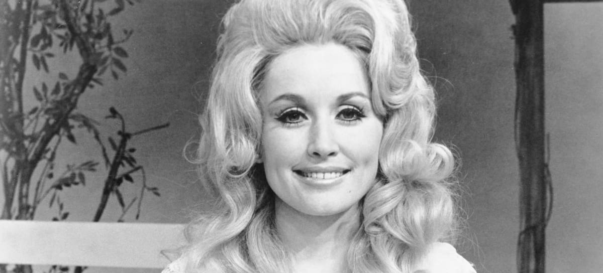 La cantante de música country Dolly Parton posando para un retrato alrededor de 1972.