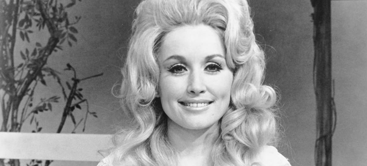 La cantante de música country Dolly Parton posando para un retrato alrededor de 1972.