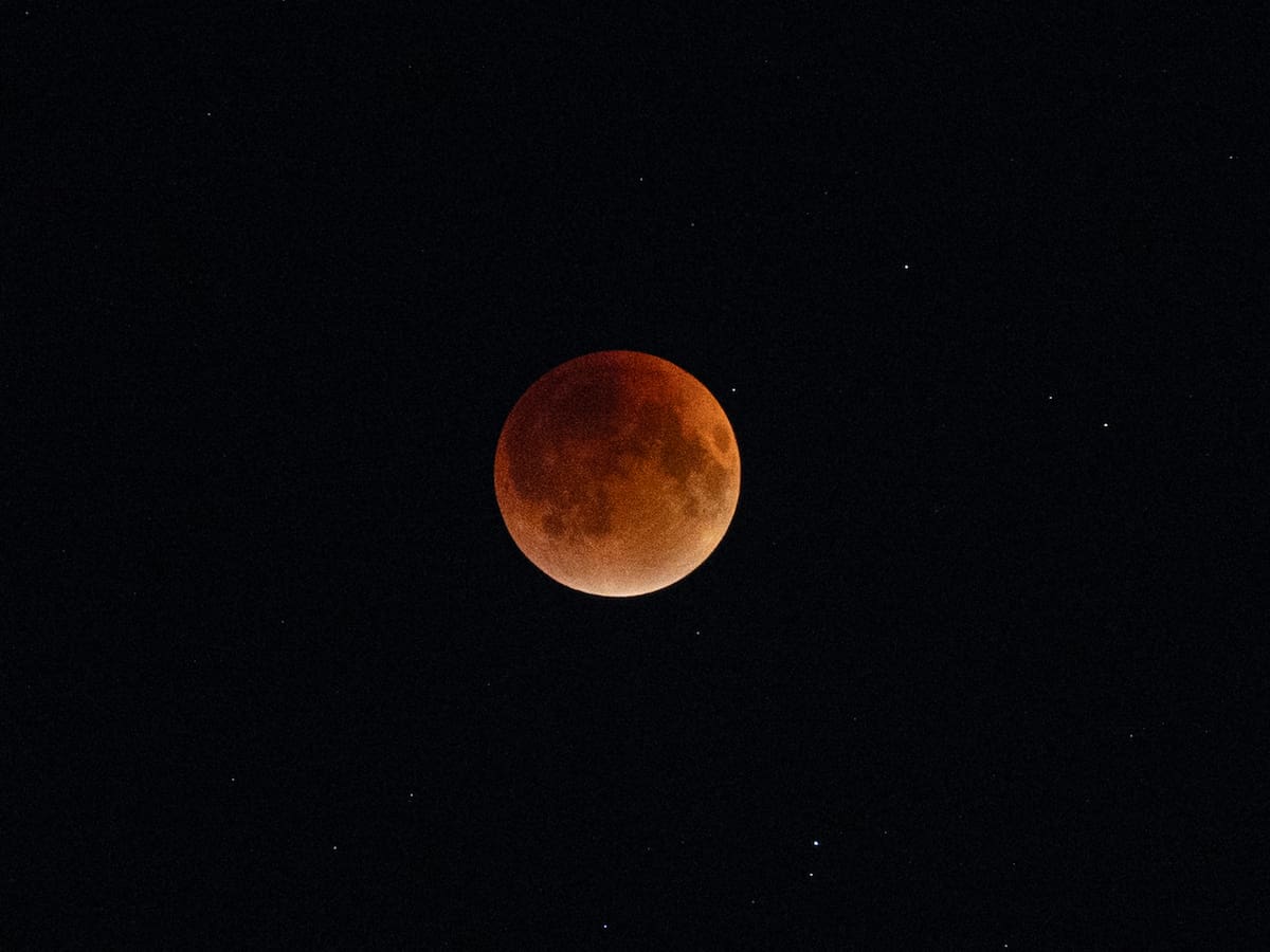 Rituales para el eclipse lunar total: así puedes aprovechar para atraer la buena energía de la Luna de Sangre