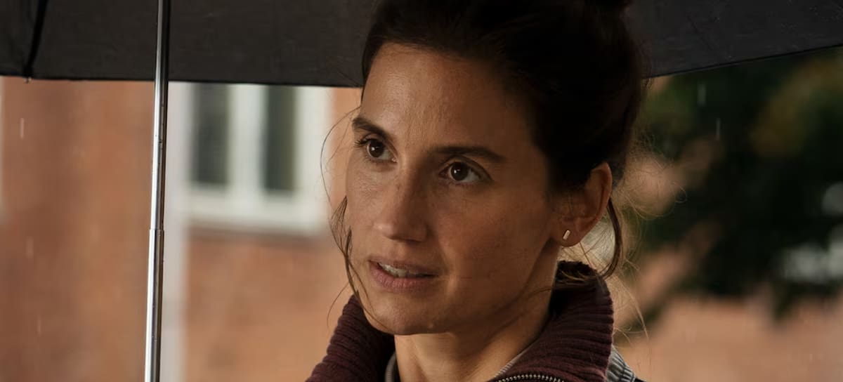 La actriz Danica Curcic como Naia Thulin en una escena de la segunda temporada de la serie danesa 'El caso Hartung'.