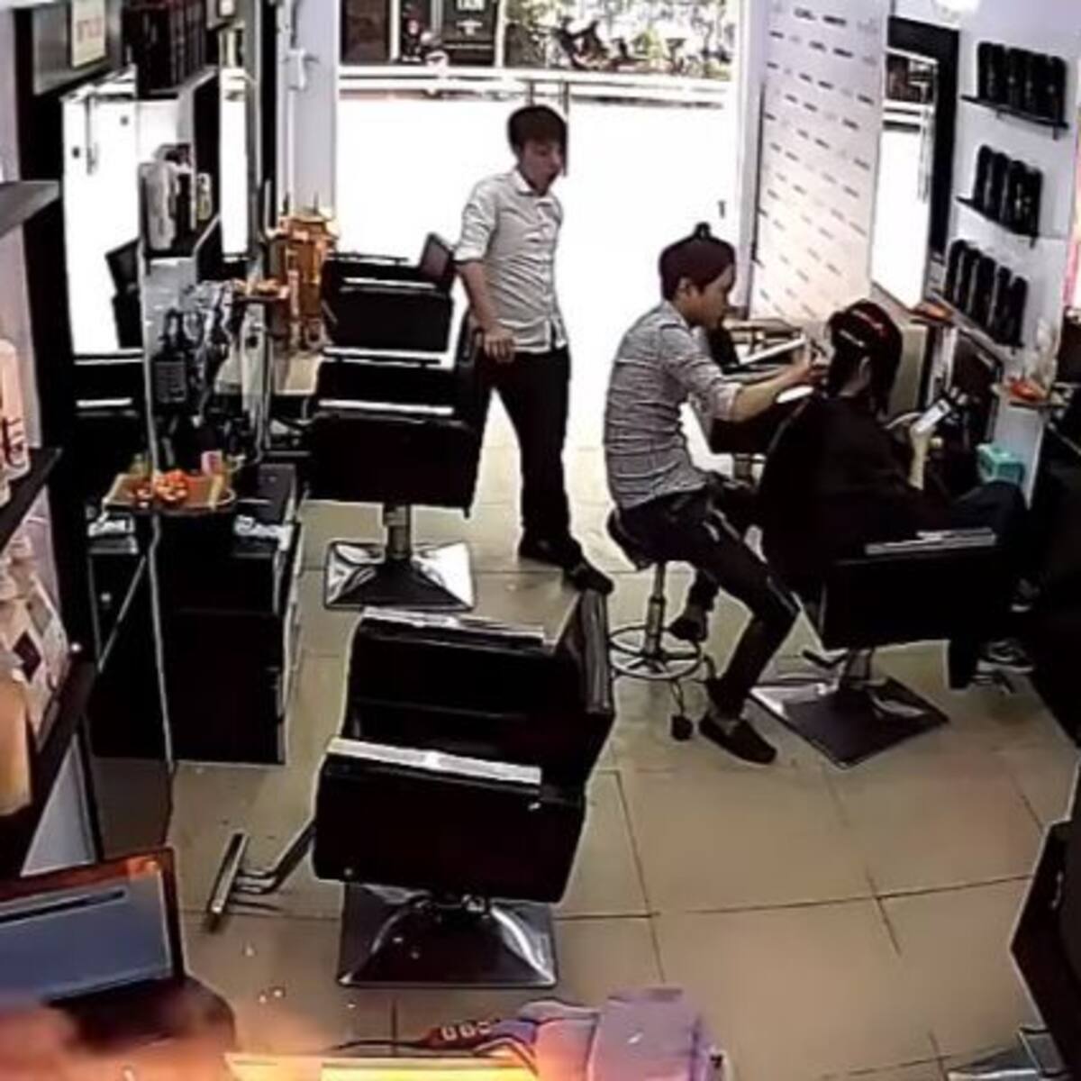 ¡Insólito! Así explotó un celular en una peluquería
