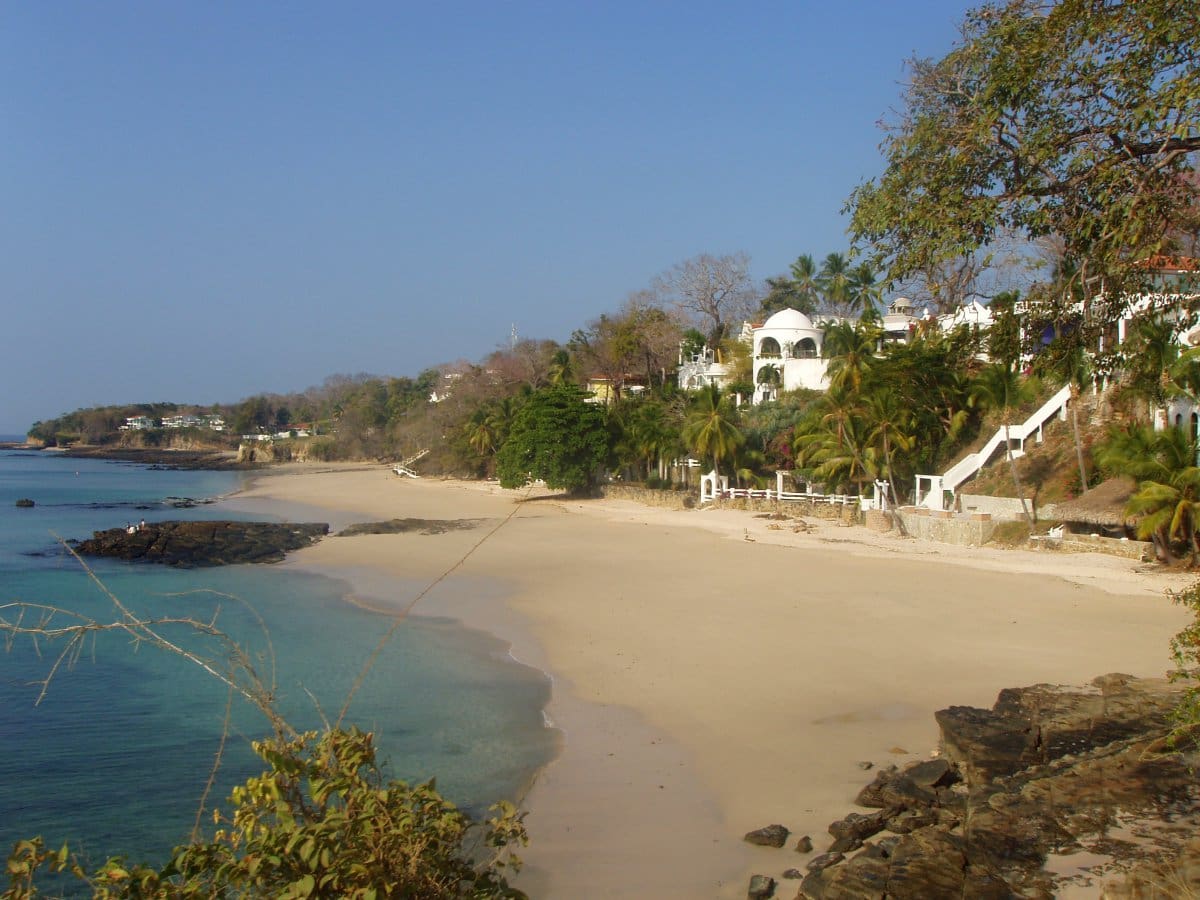 Isla Contadora es una isla del archipiélago de las Perlas, situada en el golfo de Panamá, a 35 millas de Ciudad de Panamá. Es un destino turístico que durante los años 80 fue de alto poder adquisitivo. Contadora tiene 11 playas, 5 de ellas son las más populares y fáciles de explorar estas son Playa Cacique, Playa Larga, Playa las Suecas, Ejecutiva y Playa Galeón. La manera más rápida es en avión saliendo del Aeropuerto Internacional Marcos A. Gelabert (Albrook, Ciudad de Panamá) el tiempo de duración del vuelo es de unos 20 minutos. También puedes irte en Ferry, Saliendo desde la Calzada de Amador en Isla Perico y concluye en isla Contadora, este viaje en dura 1 hora y media promedio. Más info en https://ferrypearlislands.com/