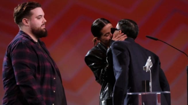 Uno de los momentos más recordados de LOS40 Music Awards 2021 en Baleares: el beso de Rosalía y Rauw Alejandro.
