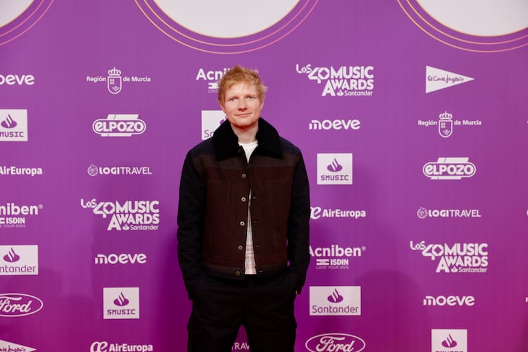El irlandés Ed Sheeran no ha querido perderse LOS40 Music Awards Santander 2025 en Valencia y ha elegido un outfit muy informal que nos anotamos.