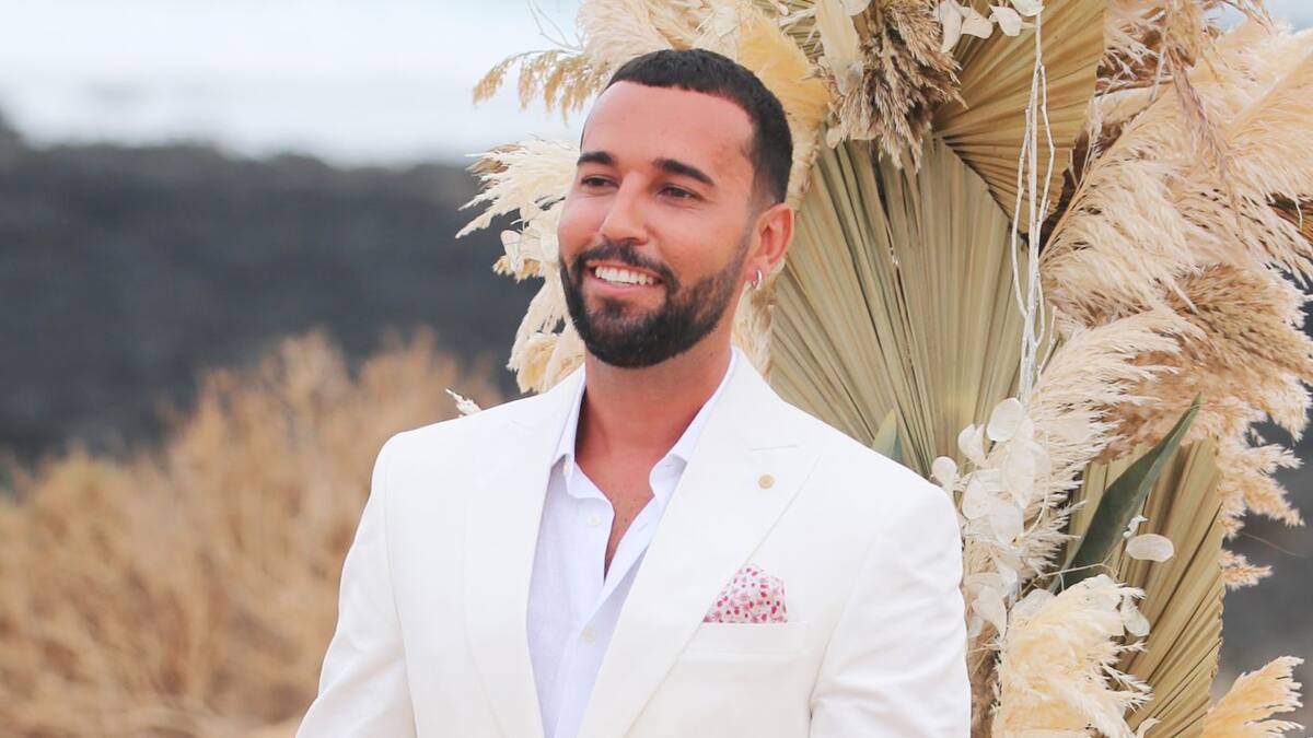 Omar Sánchez, en la camilla de un hospital con una vía intravenosa