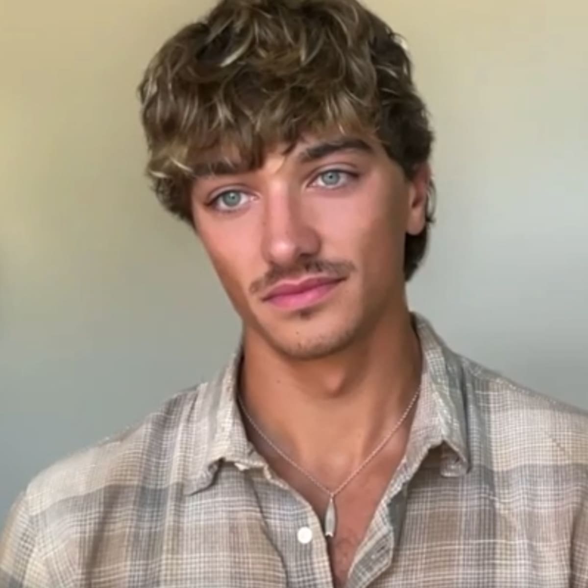 Gavin Casalegno estrena 'La boca del diablo' y explica su apoyo a España: "Al ver los TikToks del hermano de Lamine Yamal, pensé: 'Es imposible que no te caigan bien'"