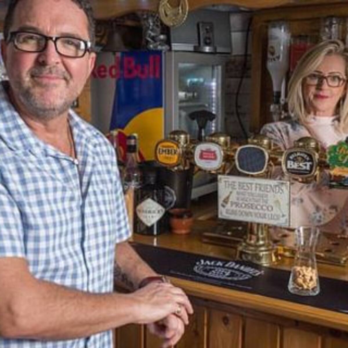 Mujer le construye un bar a su esposo para que pase más tiempo en casa