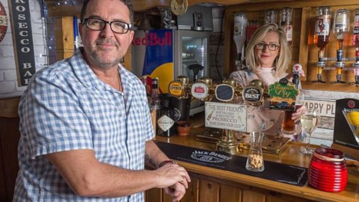 Mujer le construye un bar a su esposo para que pase más tiempo en casa
