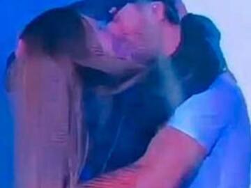 Enrique Iglesias sorprende a fan con apasionado beso
