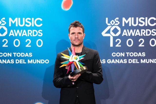 Dani Martín, posa con su premio Golden en LOS40 Music Awards 2020.