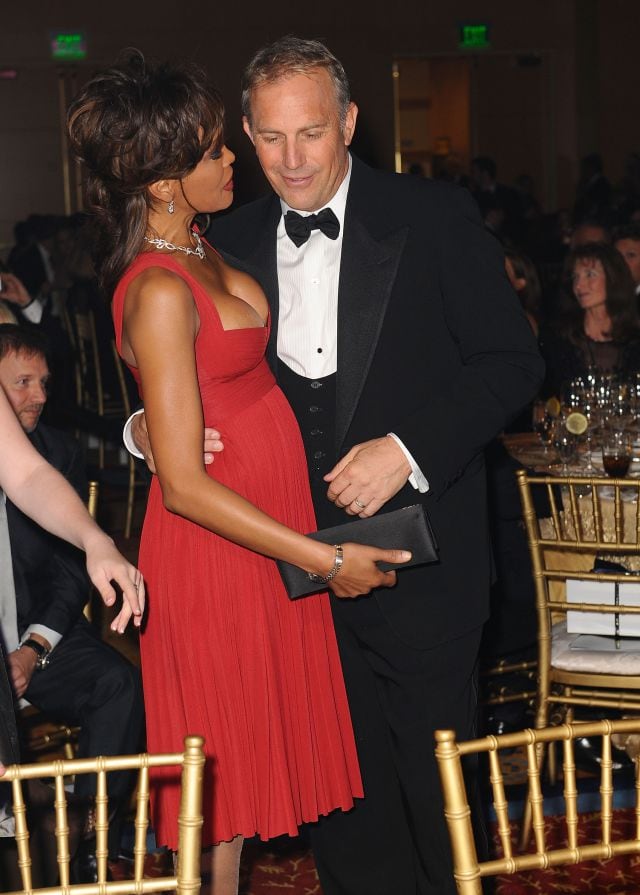 Whitney Houston y Kevin Costner posan juntos en 2008.