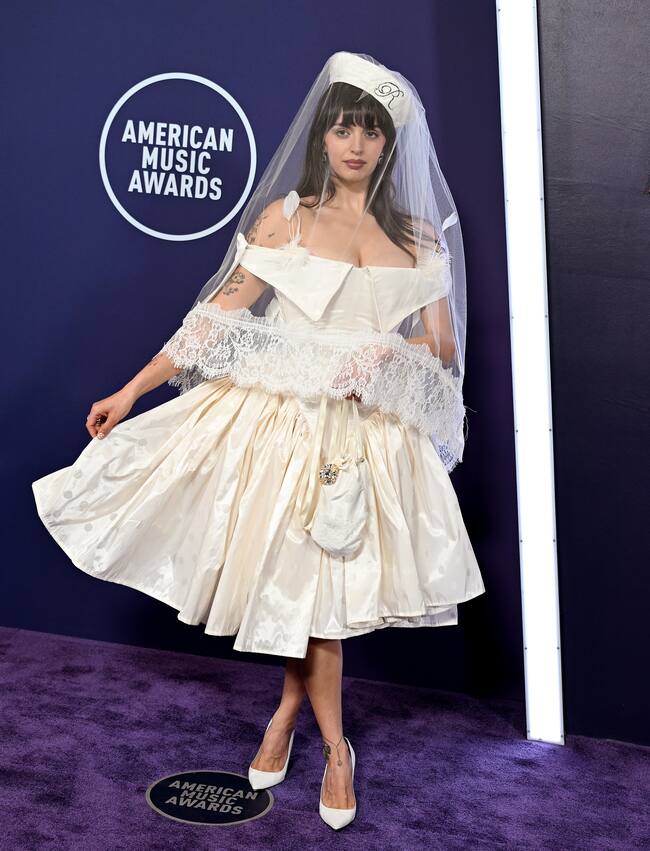 La chica del famosos 'Friday' fue una de las que más llamó la atención en la alfombra roja con su look marinero blanco muy propio de estas fechas de comuniones.