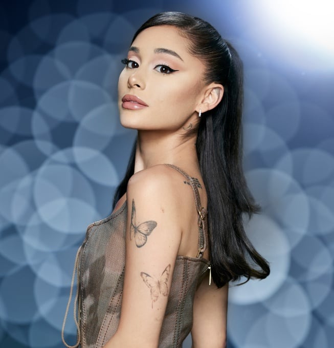 Ariana Grande con algunos de sus tatuajes