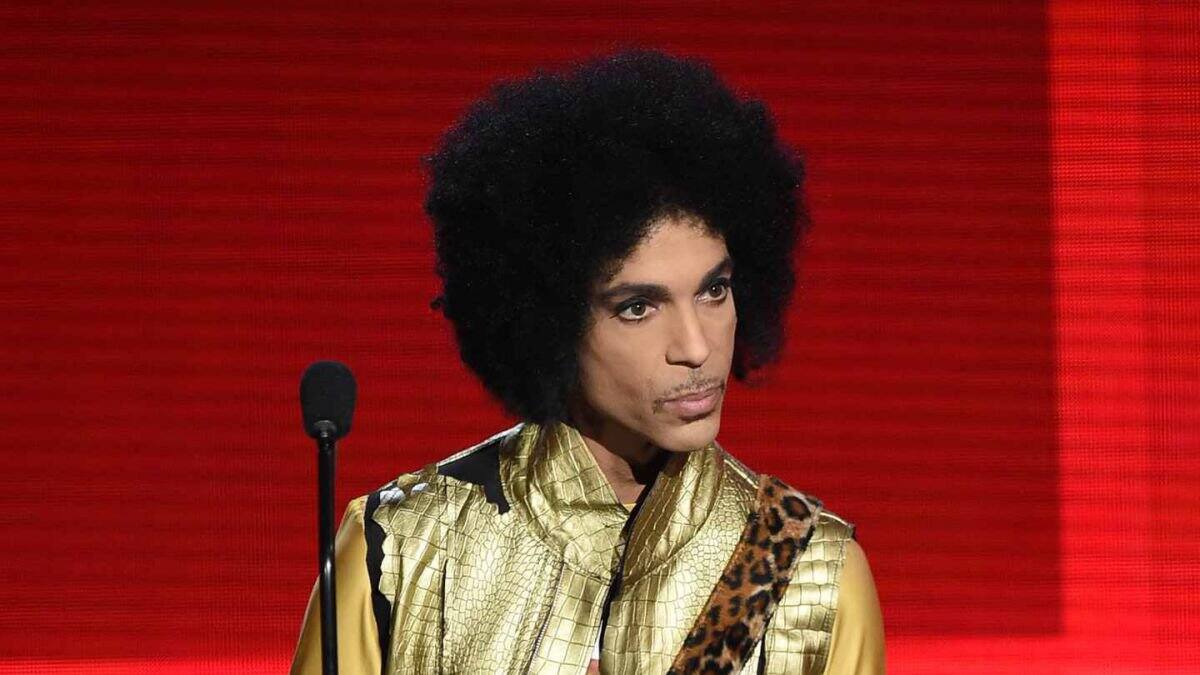 En 1993, Prince lanzó una convocatoria buscando a “la mujer más bonita del mundo” a nivel mundial para protagonizar su video musical ” The most beautiful girl in the world” y la ganadora fue la Madrileña Paz Vega.