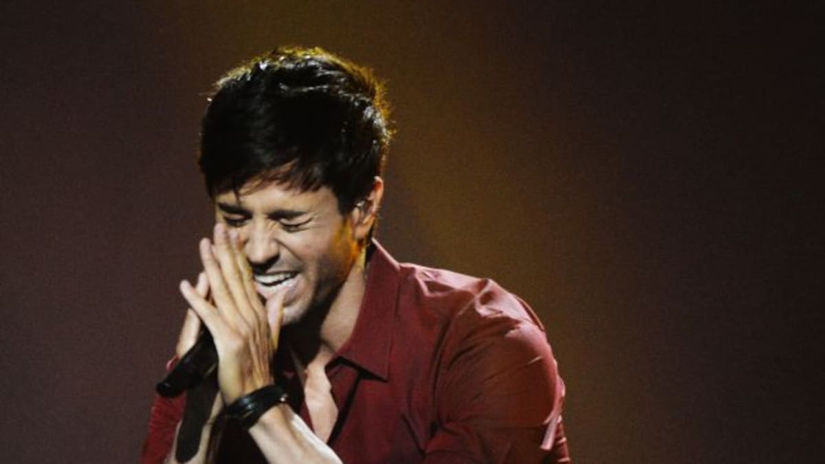 Las redes no perdonan a Enrique Iglesias su más que extraño playback