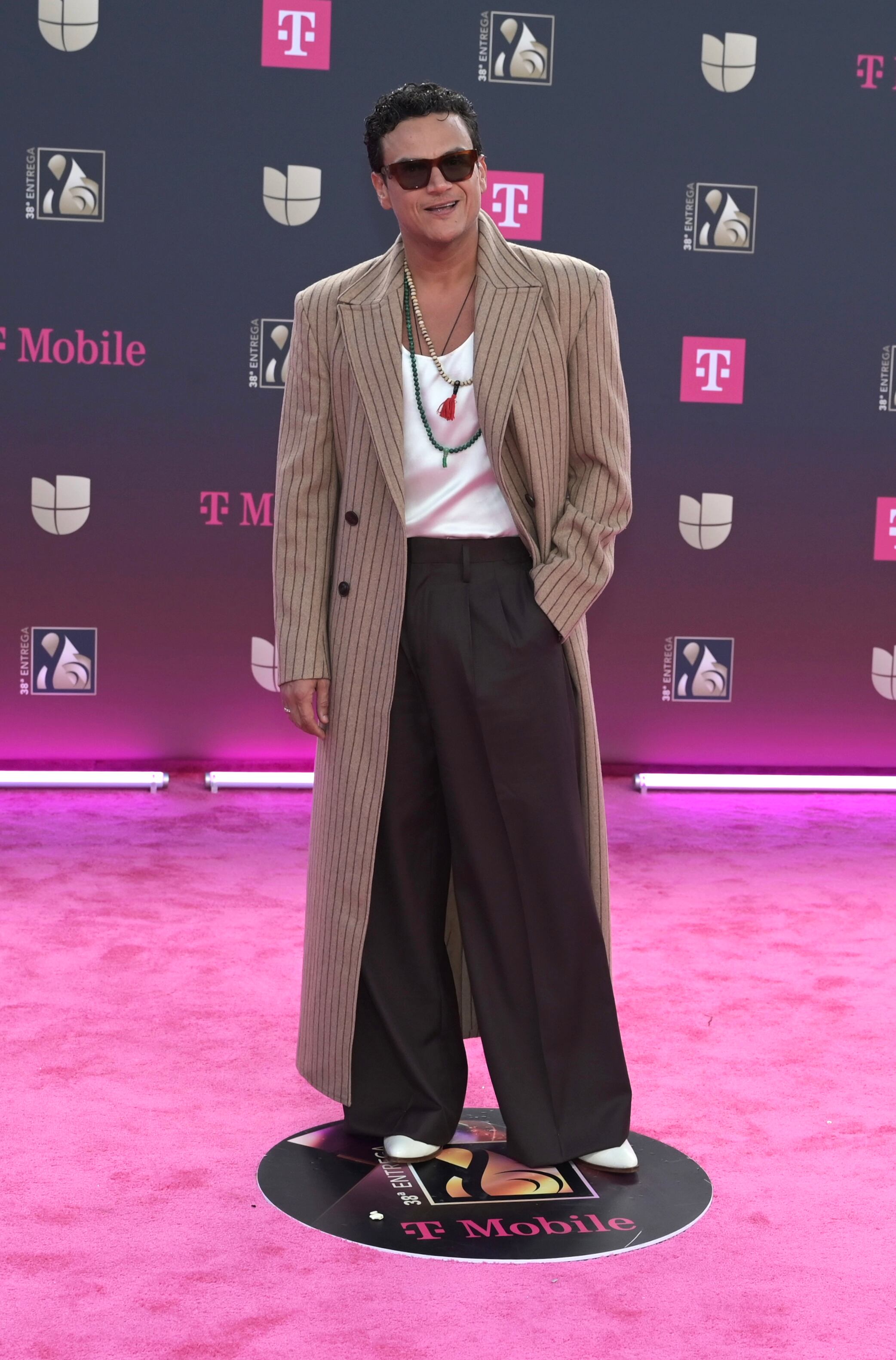 Pantalón de vestir negro wide leg con camista básica blanca y calzado de mismo color. Aunque el toque lo daba el abrigo largo sastre con rayas.