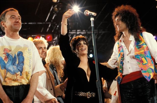 John Deacon y Brian May, junto a Liza Minelli en con concierto homenaje a Freddie Mercury celebrado en Wembley en 1992.