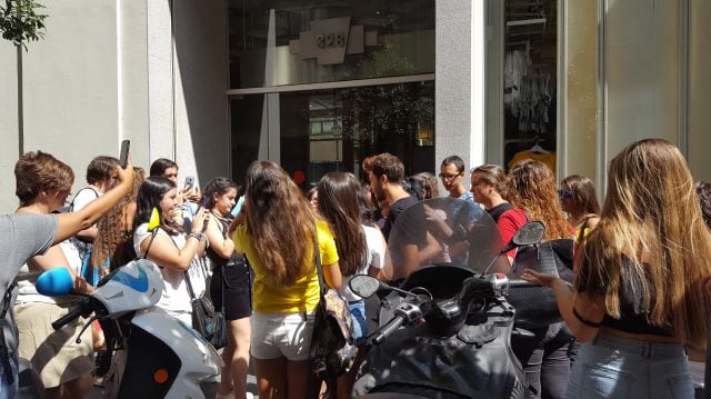 Blas Cantó con sus fans a la salida de Yu