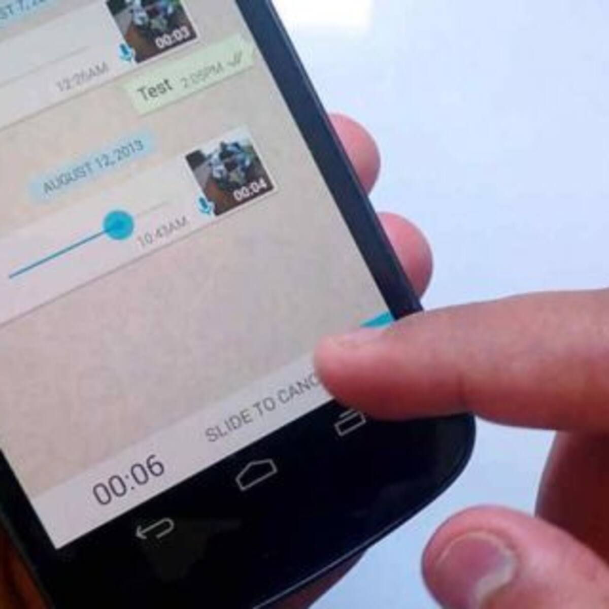 La mejor manera de escuchar un audio en WhatsApp y que nadie se entere