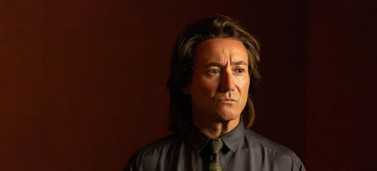 Carlos Santos como Raphael, en la serie 'Aquel' de Netflix.
