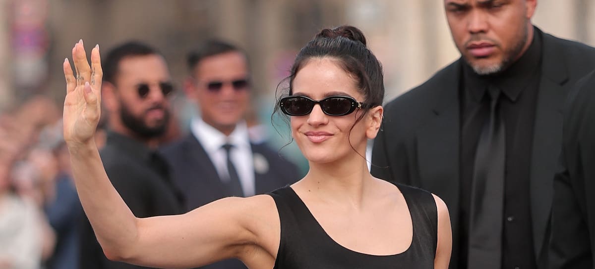 Rosalía antes de entrar al desfile de Dior