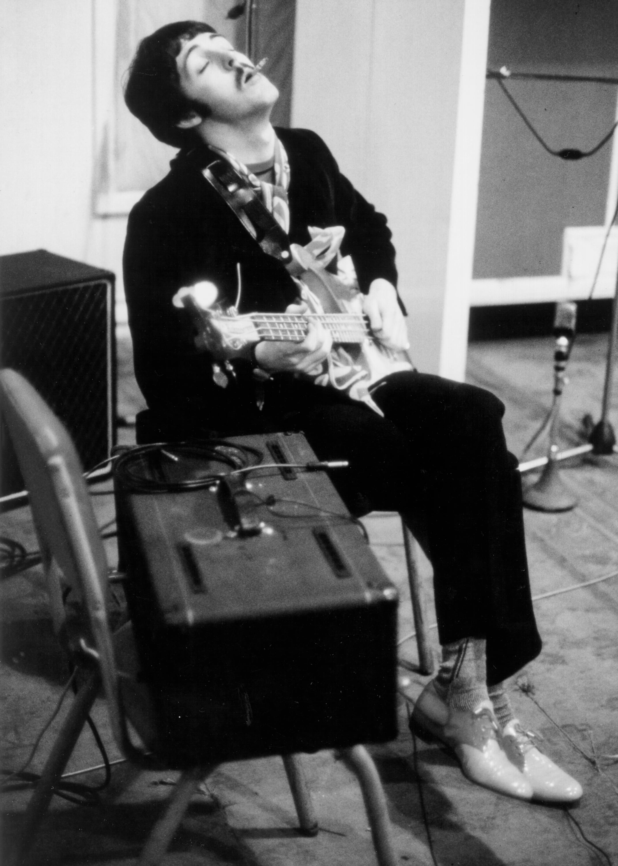 Paul McCartney grabando en el estudio en 1961