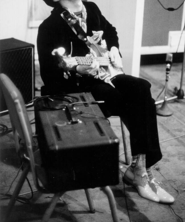 Paul McCartney grabando en el estudio en 1961