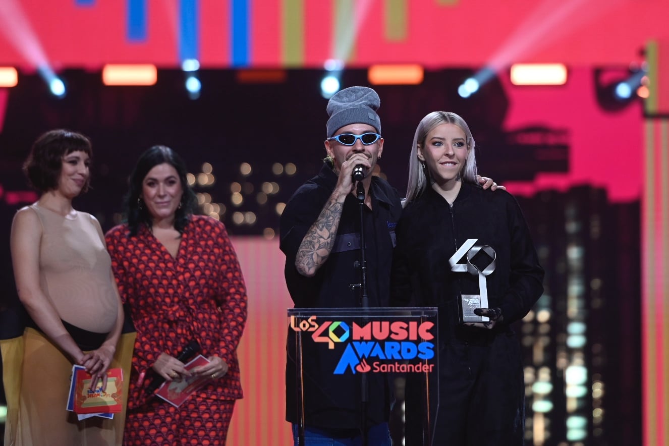 Feid y Young Miko en LOS40 Music Awards Santander 2023 / Foto: Jorge París y Elena Buenavista