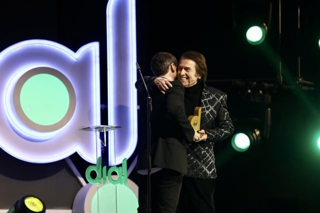 Raphael junto a su hijo Manuel Martos recogiendo el Premio a la Trayectoria