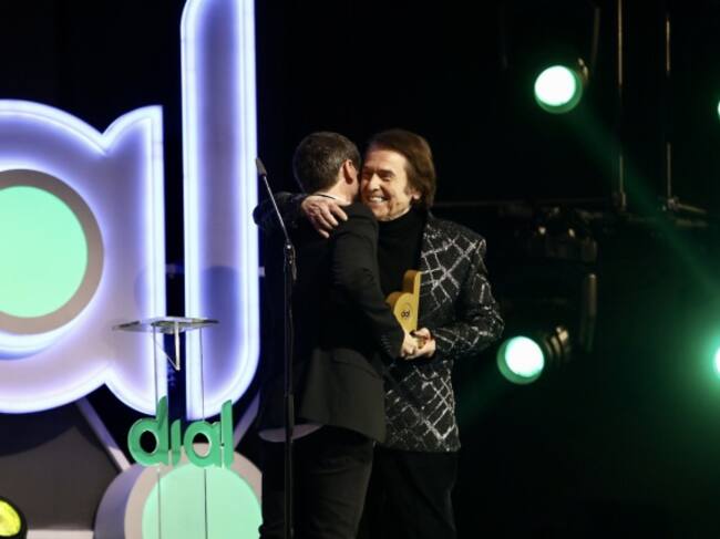 Raphael junto a su hijo Manuel Martos recogiendo el Premio a la Trayectoria