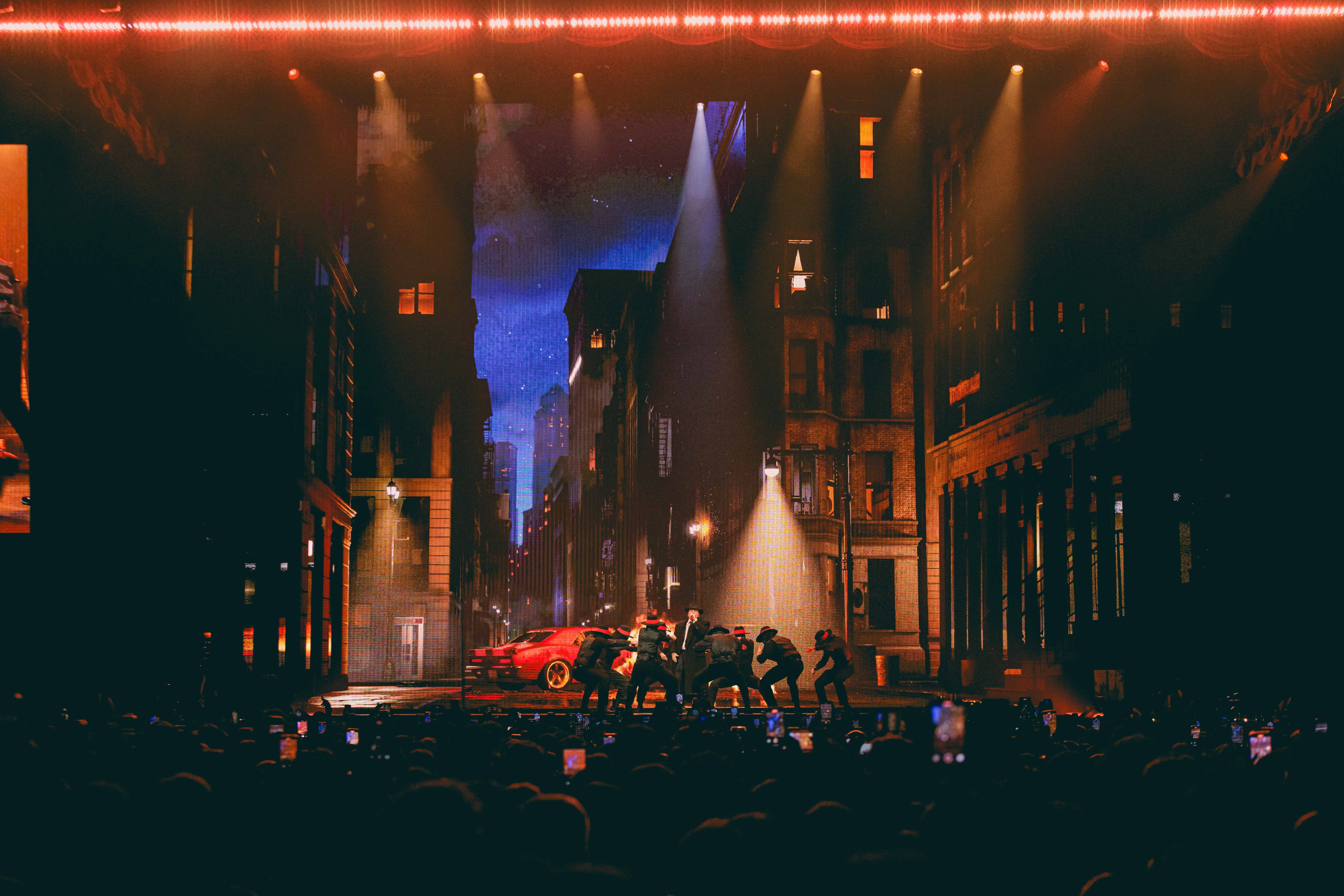 Rauw Alejandro actuando durante el &#039;Cosa Nuestra Tour&#039; en Barcelona.