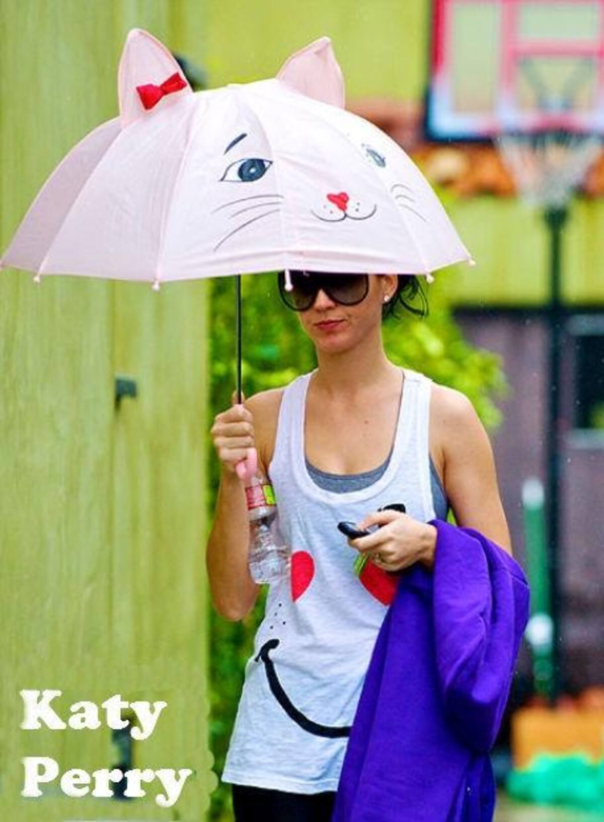 Katy Perry tiene que ser una gran amante de los gatos y lo demuestra con un paraguas de forma felina y hasta un poco infantil. ¡Miau maramamiau!