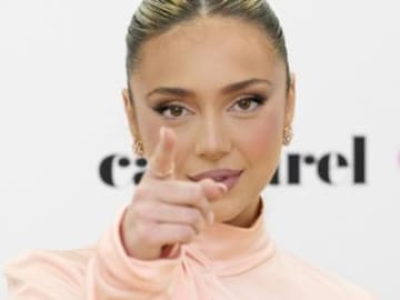 Ana Mena, durante un concierto con la camiseta del Real Madrid: “Mbappé, llora”