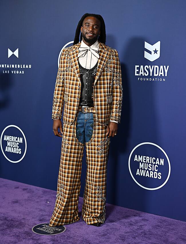 Si nos hubieran dicho que esta alfombra era algo de siglos pasados, nos lo hubiéramos creído si al único que hubiésemos visto fuera a Shaboozey.