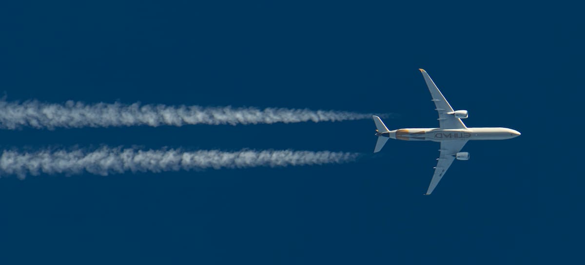 Un avión Airbus A350 volando sobre Europa.