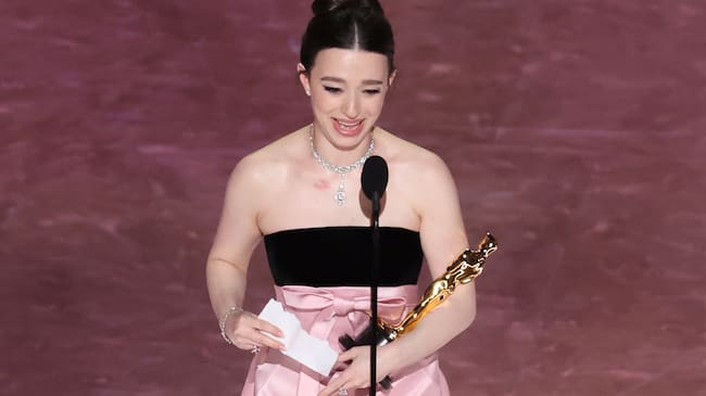 Mikey Madison con su estatuilla a Mejor Actriz por su interpretación en 'Anora' en los Premios Oscar 2025. / Rich Polk/Penske Media via Getty
