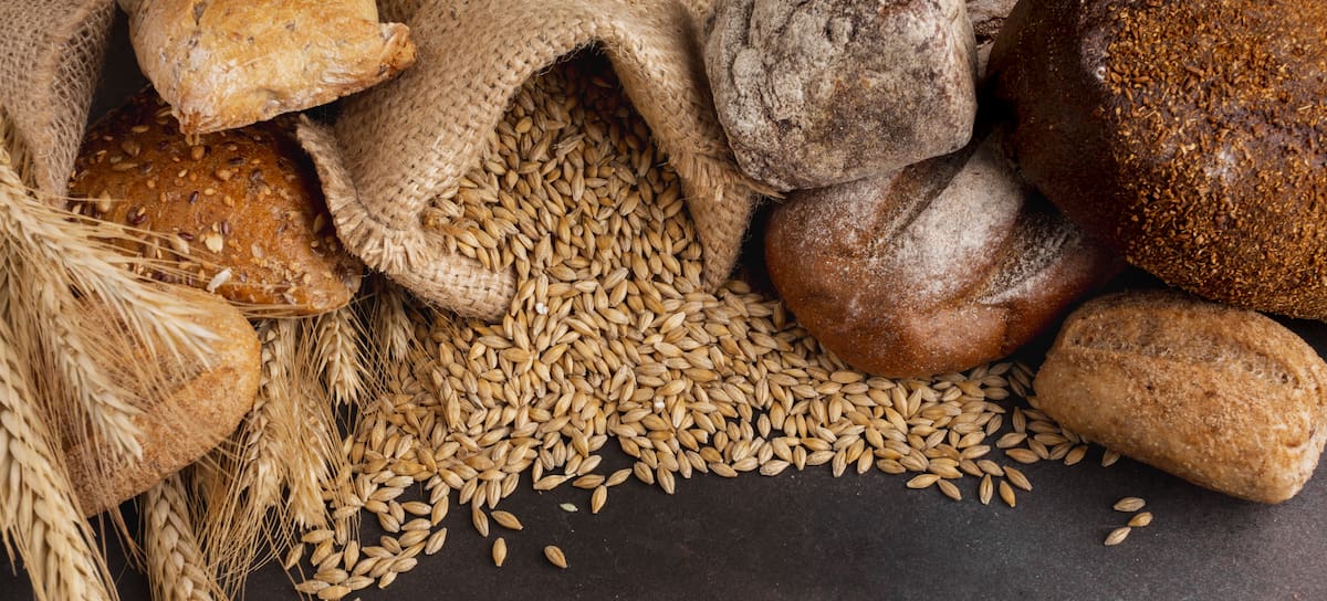 El gluten es una proteína que se encuentra en cereales como el trigo, el centeno y la cebada.