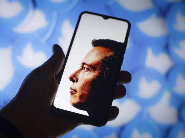 Perfil de Elon Musk en la pantalla de un móvil.